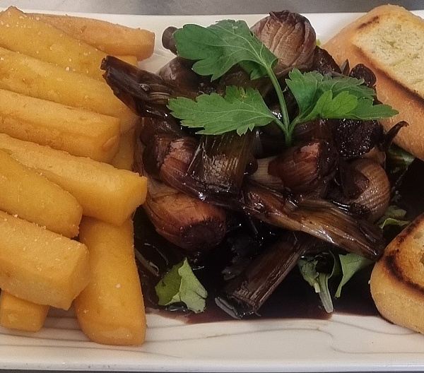 Panissa fritta con crostini e cipollotti caramelati