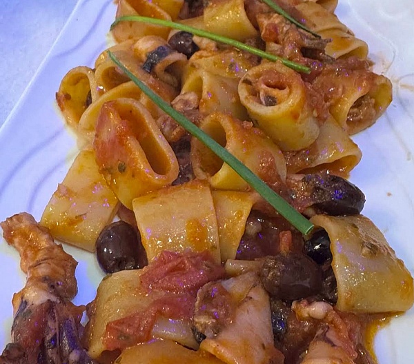 Calamarata con calamari olive taggiasche