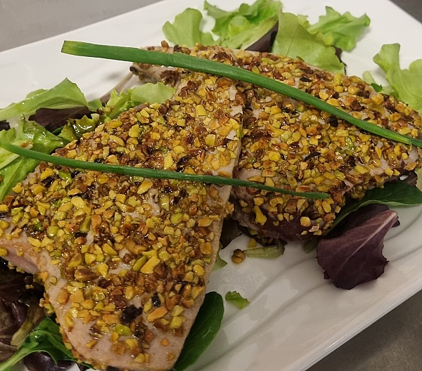 trancio di tonno con granella pistacchio alla piastra con riduzione balsamica
