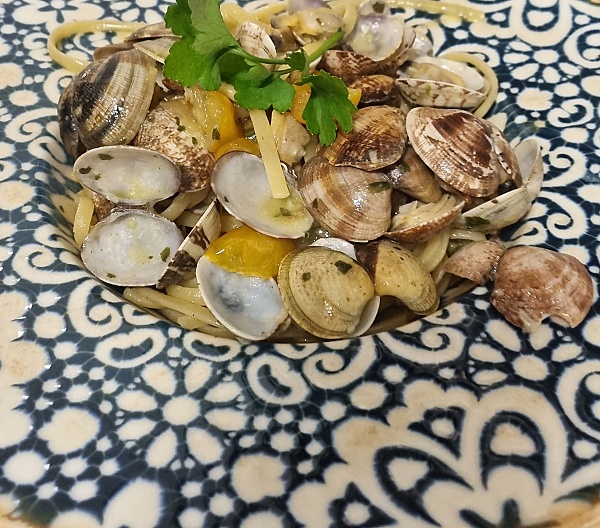Linguine alle Vongole Veraci con pomodorini gialli