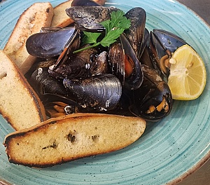 Impepata di cozze con crostini